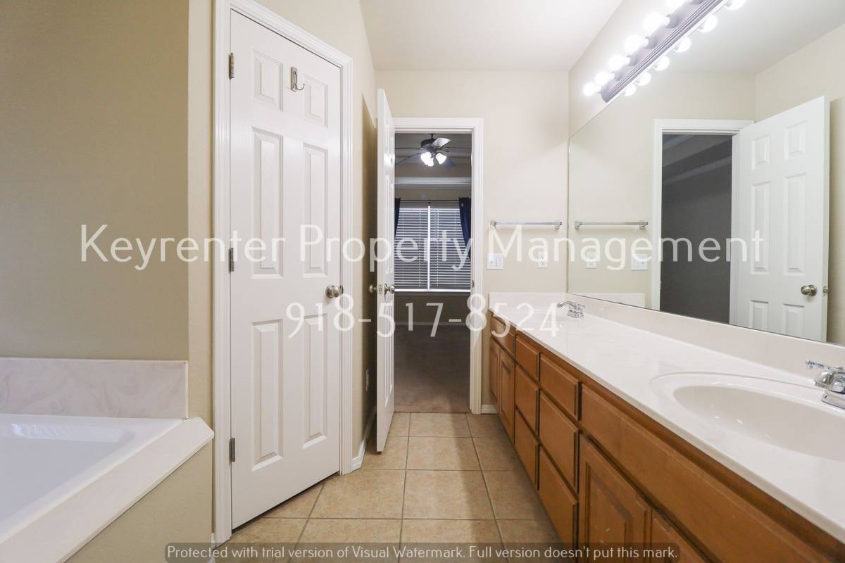 House for rent at 11109 E 121st Place N, Collinsville, OK 74021