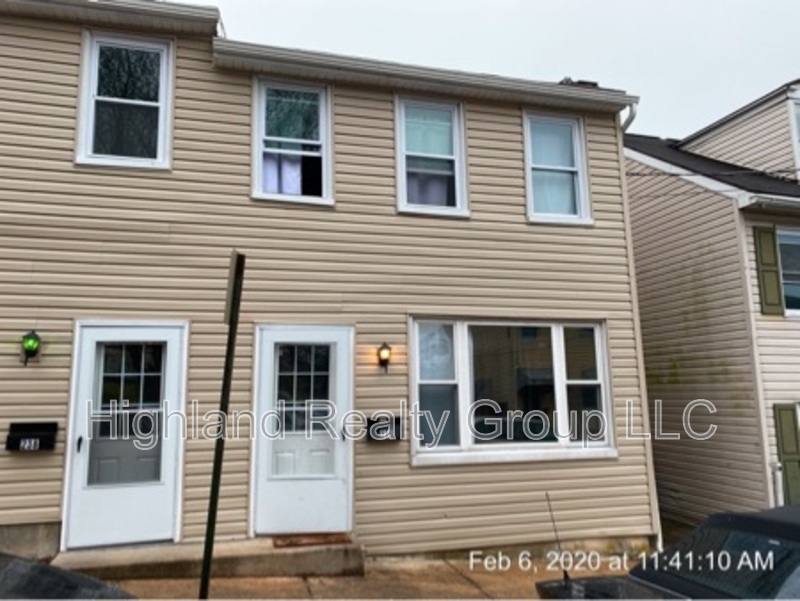 Townhouse for rent at 236 Lawrence St, Columbia, PA 17512