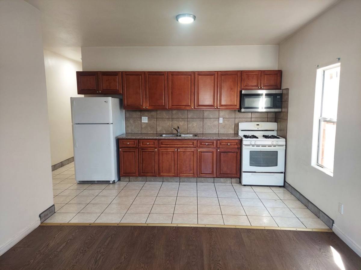 Apartment for rent at 1252 E 25th St, Los Angeles, CA 90011