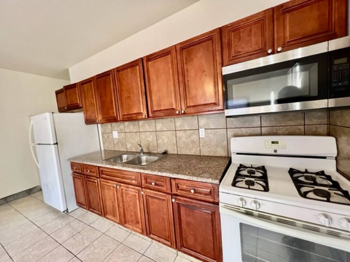 Apartment for rent at 1252 E 25th St, Los Angeles, CA 90011