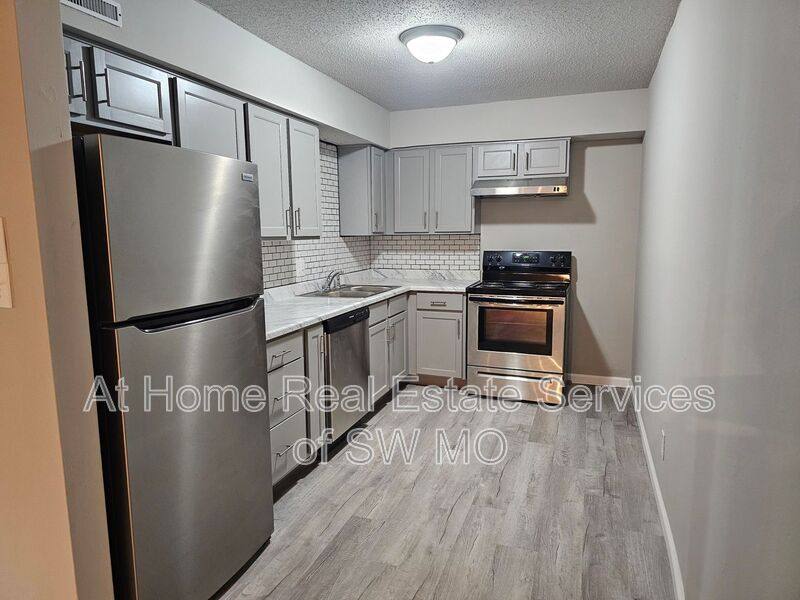 Apartment for rent at 712 E Sunshine #C12, Springfield, MO 65807