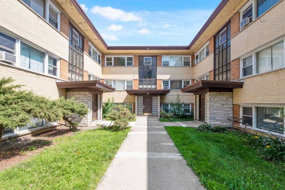 Apartment for rent at 2320 W Garfield Blvd, Chicago, IL 60609