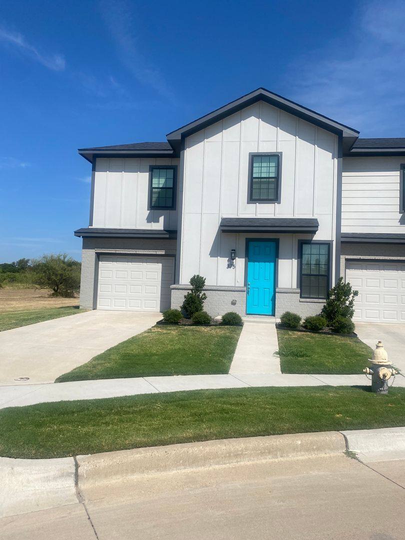 Townhouse for rent at 375 Hampton Place, Burleson, TX 76028