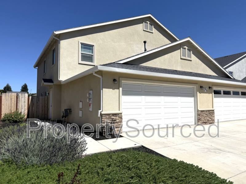 Townhouse for rent at 936 W Alameda St #A, Manteca, CA 95336