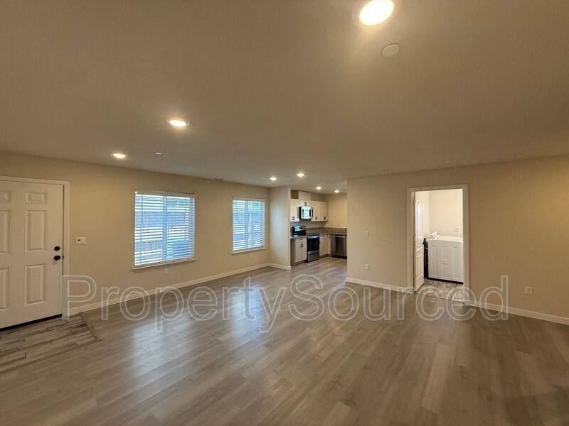 Townhouse for rent at 936 W Alameda St #A, Manteca, CA 95336