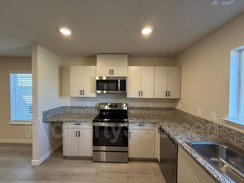 Townhouse for rent at 936 W Alameda St #A, Manteca, CA 95336