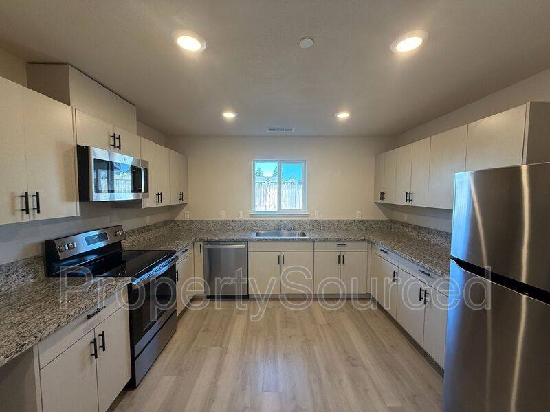Townhouse for rent at 936 W Alameda St #A, Manteca, CA 95336