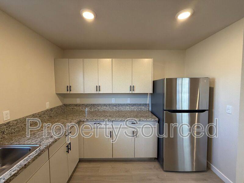 Townhouse for rent at 936 W Alameda St #A, Manteca, CA 95336