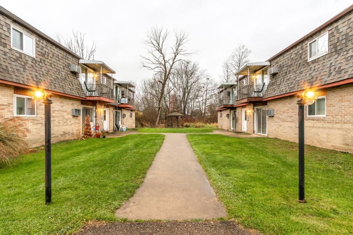 Apartment for rent at 835 Constitution Ave, Louisville, OH 44641
