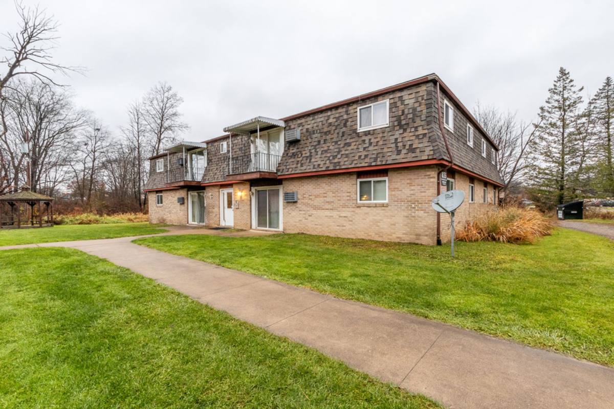 Apartment for rent at 835 Constitution Ave, Louisville, OH 44641