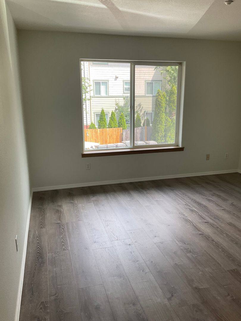 Apartment for rent at 110 & 114 SE, Portland, OR 97233