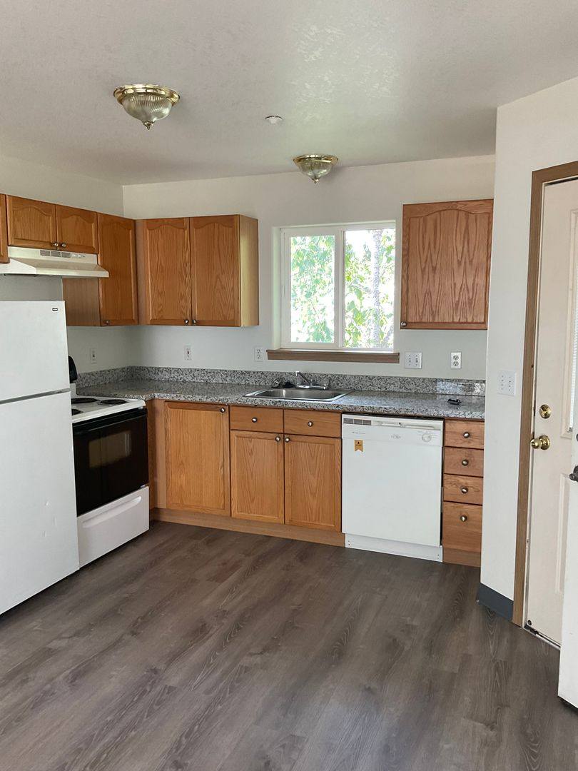 Apartment for rent at 110 & 114 SE, Portland, OR 97233