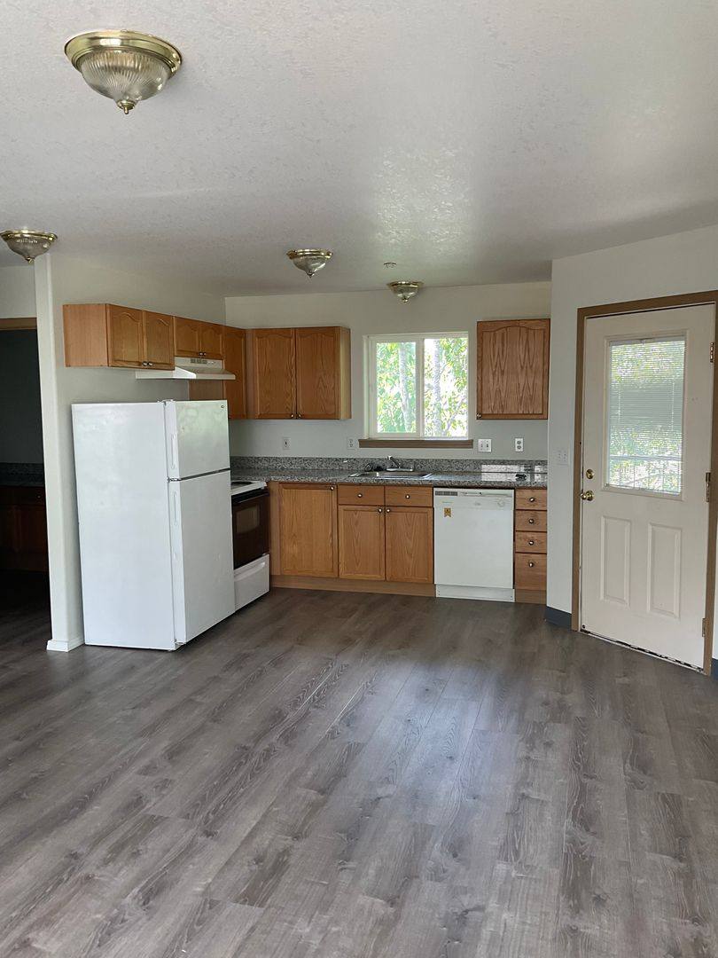Apartment for rent at 110 & 114 SE, Portland, OR 97233