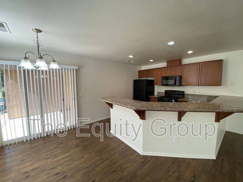 Apartment for rent at 2109 Bella Oaks Dr, Tulare, CA 93274