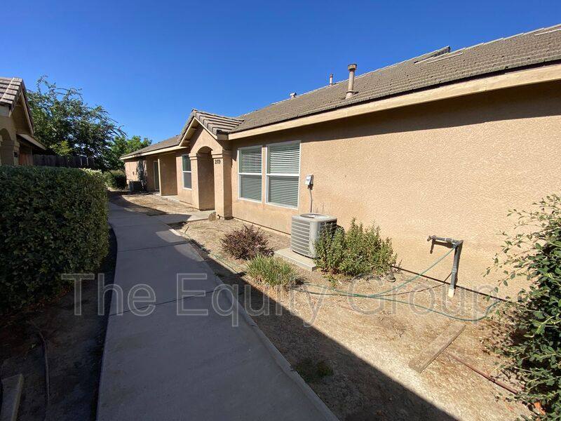 Apartment for rent at 2109 Bella Oaks Dr, Tulare, CA 93274