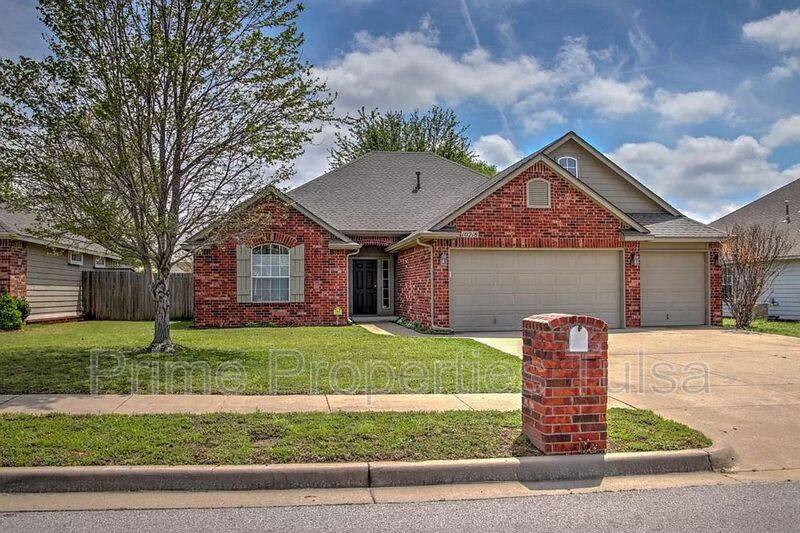 House for rent at 10218 E 111th Place S, Bixby, OK 74008