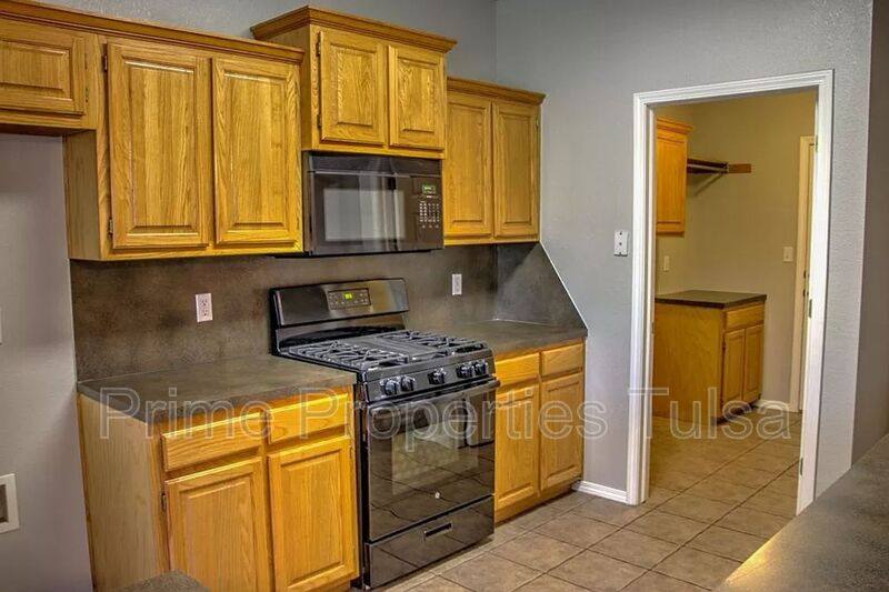 House for rent at 10218 E 111th Place S, Bixby, OK 74008