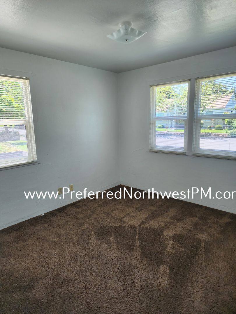 Townhouse for rent at 1059 4th St, Springfield, OR 97477