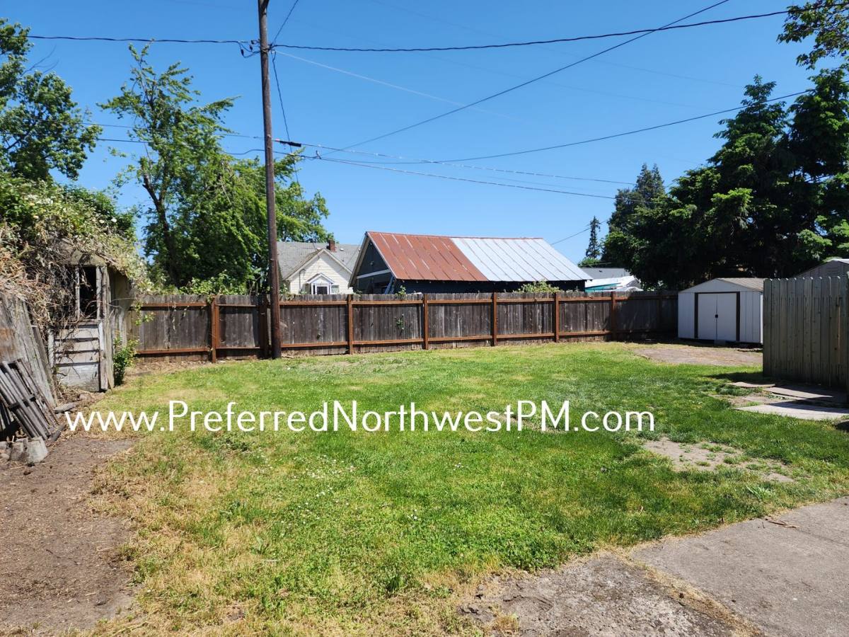 Townhouse for rent at 1059 4th St, Springfield, OR 97477