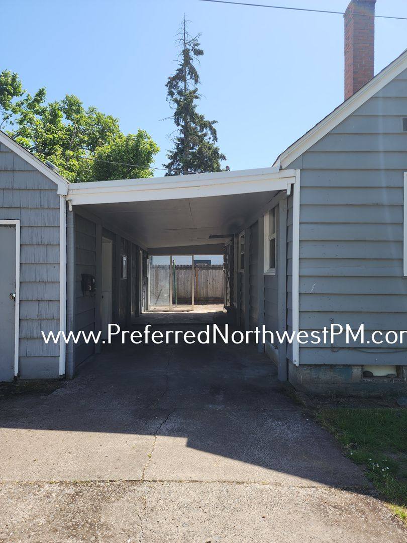 Townhouse for rent at 1059 4th St, Springfield, OR 97477