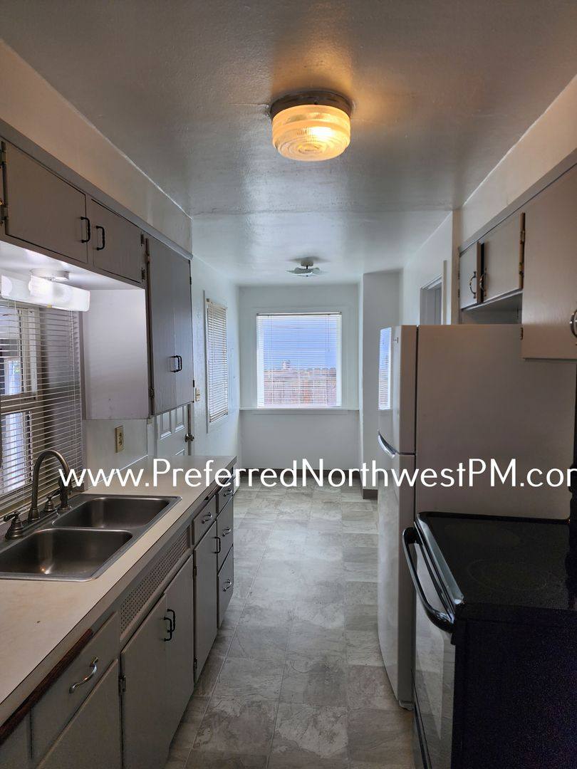 Townhouse for rent at 1059 4th St, Springfield, OR 97477