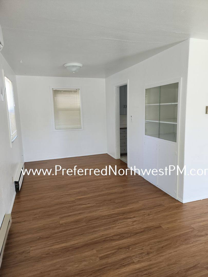 Townhouse for rent at 1059 4th St, Springfield, OR 97477