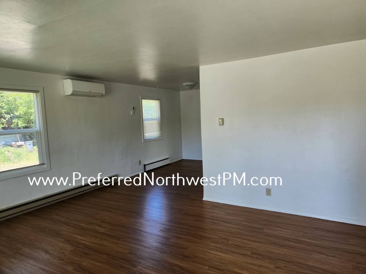 Townhouse for rent at 1059 4th St, Springfield, OR 97477