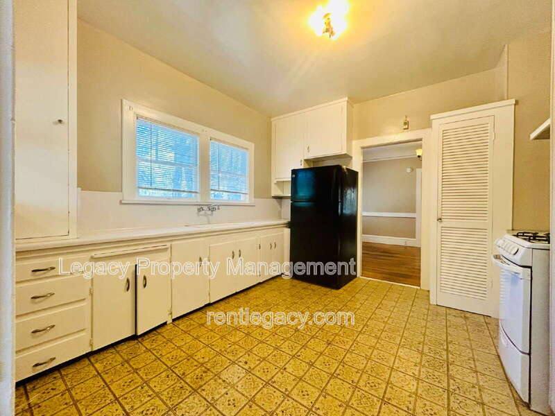 House for rent at 2300 E St, Sacramento, CA 95816