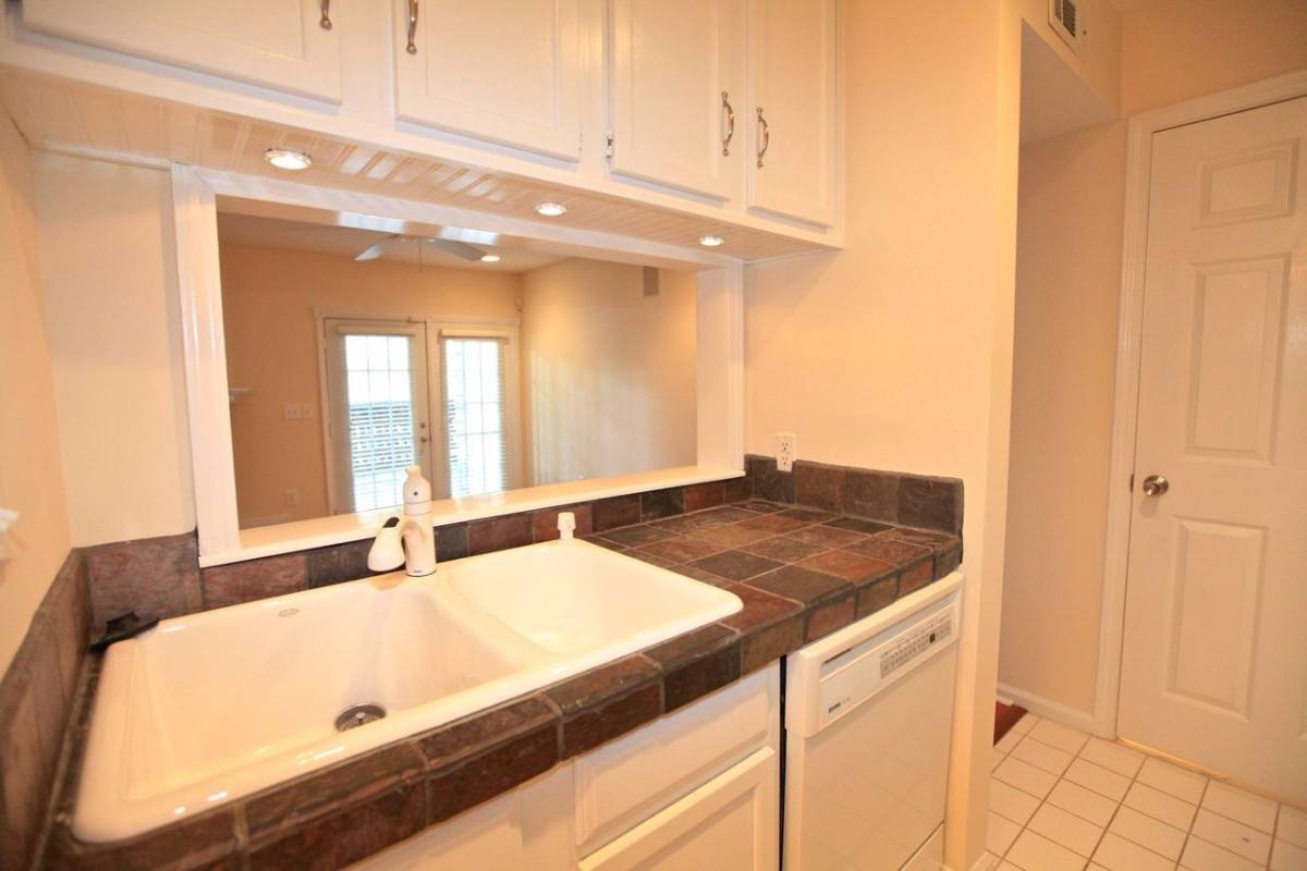 Townhouse for rent at 417 W 8th St, Charlotte, NC 28202