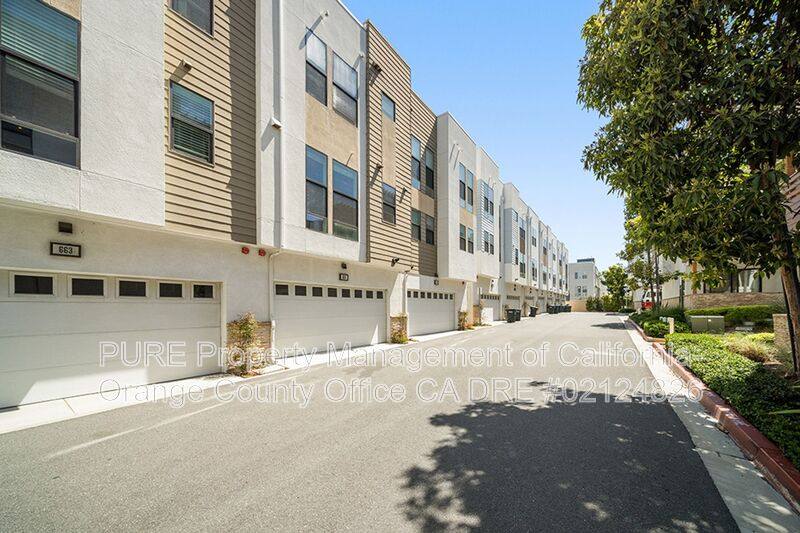 Townhouse for rent at 661 W 17th St, Costa Mesa, CA 92627
