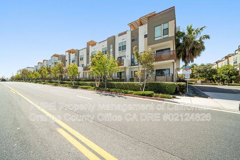 Townhouse for rent at 661 W 17th St, Costa Mesa, CA 92627