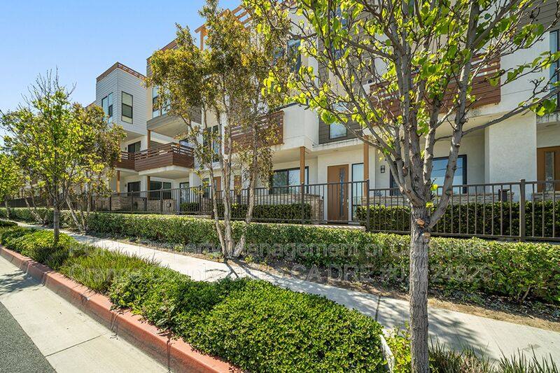 Townhouse for rent at 661 W 17th St, Costa Mesa, CA 92627