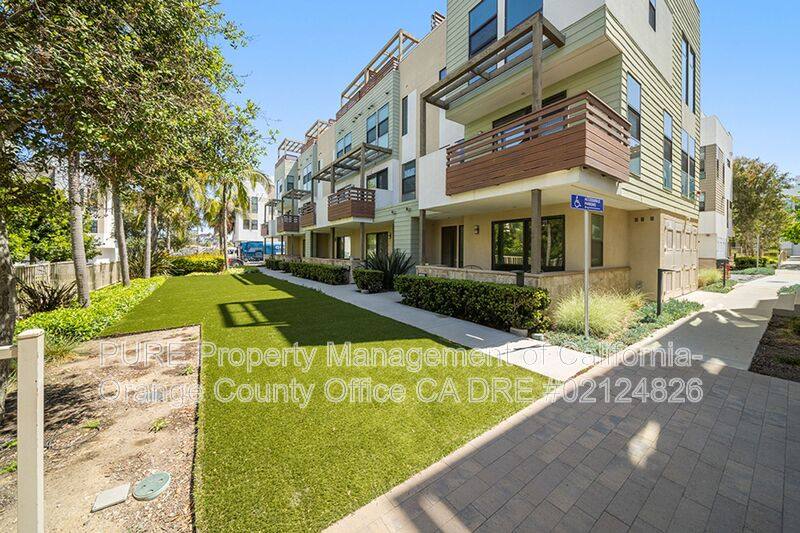 Townhouse for rent at 661 W 17th St, Costa Mesa, CA 92627