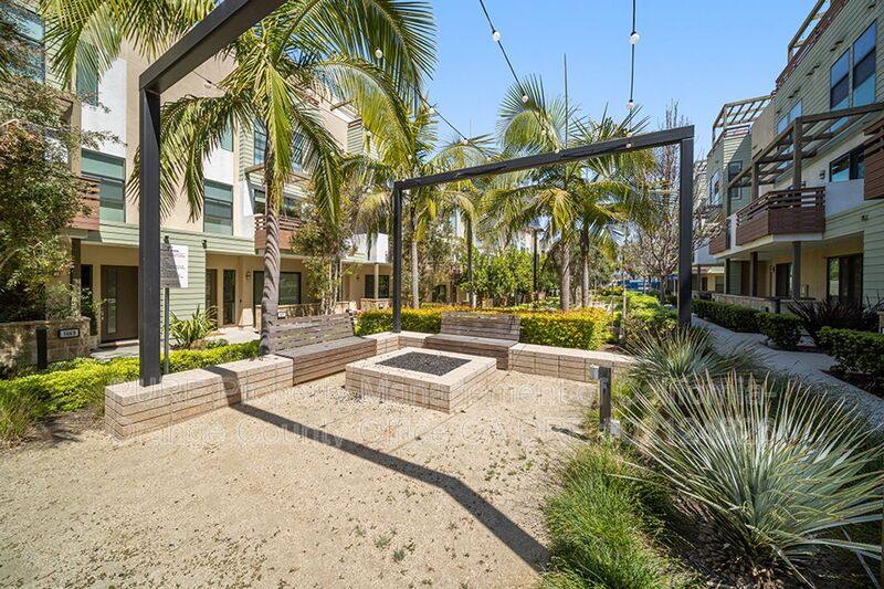 Townhouse for rent at 661 W 17th St, Costa Mesa, CA 92627