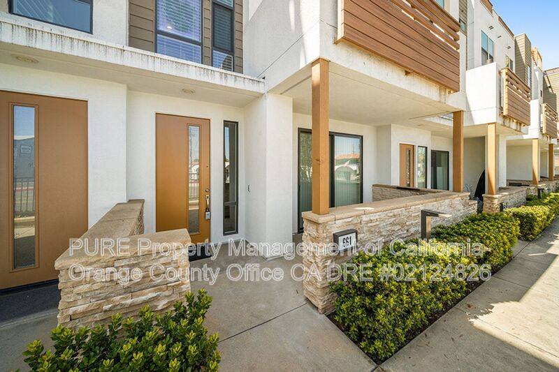 Townhouse for rent at 661 W 17th St, Costa Mesa, CA 92627