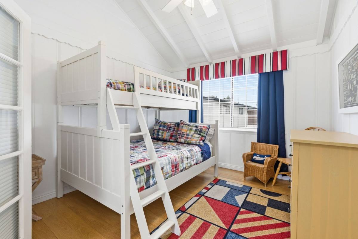 House for rent at 221 Pearl Ave, Newport Beach, CA 92662