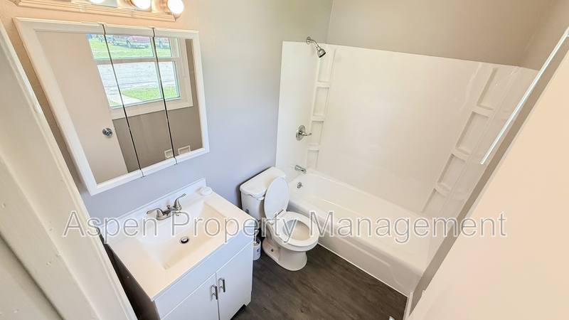 House for rent at 314 S Woodlawn Ave, Burlington, IA 52601