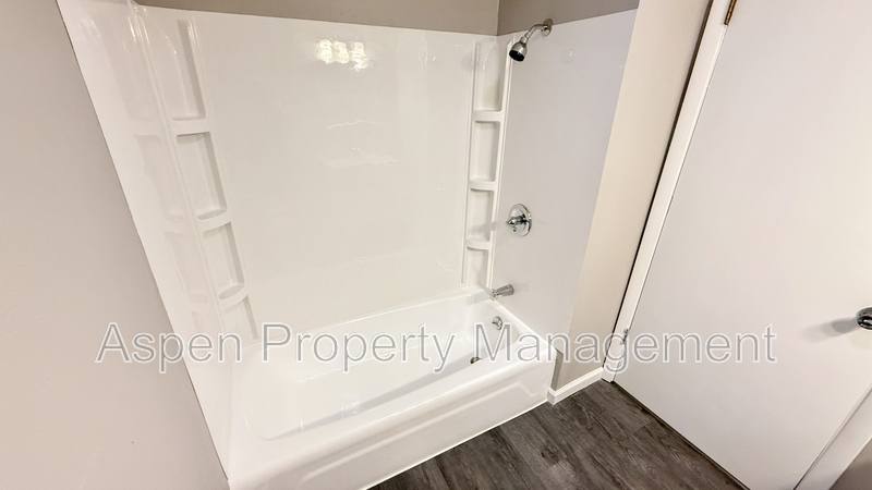 House for rent at 314 S Woodlawn Ave, Burlington, IA 52601