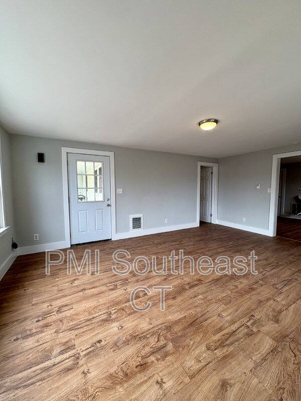 Apartment for rent at 41R Boston Post Rd #1, Waterford, CT 06385