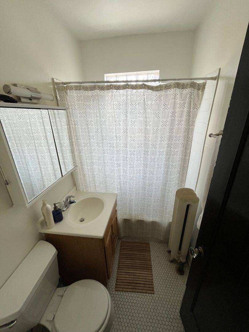 Apartment for rent at 1419-23 W Addison, Chicago, IL 60613