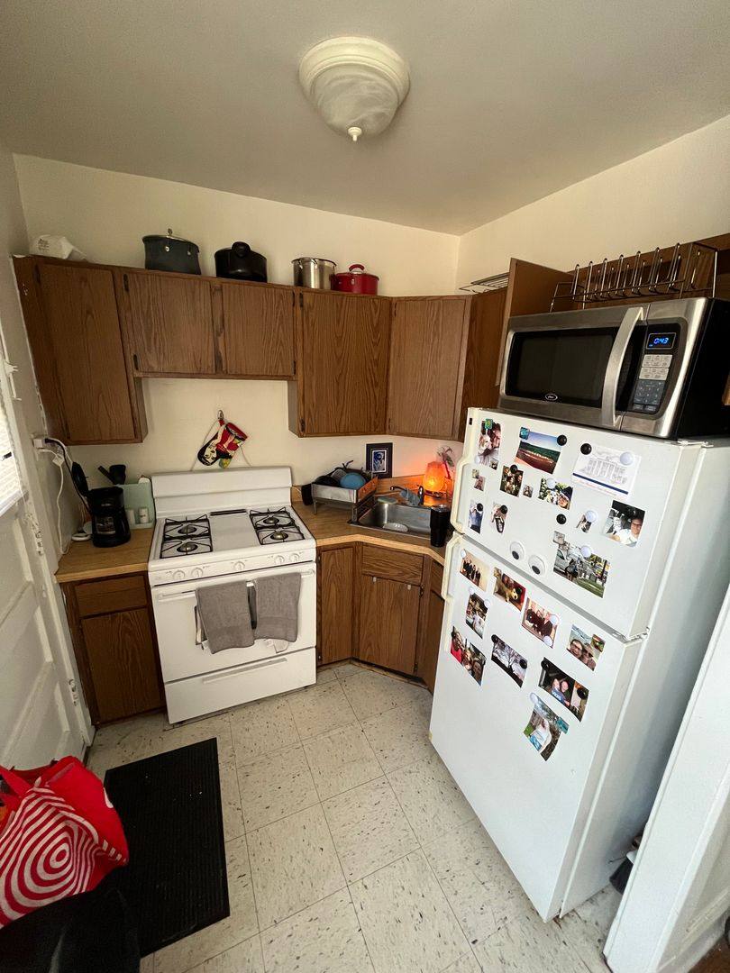 Apartment for rent at 1419-23 W Addison, Chicago, IL 60613