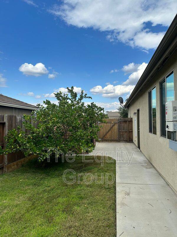 House for rent at 1725 N Silvervale St, Visalia, CA 93291