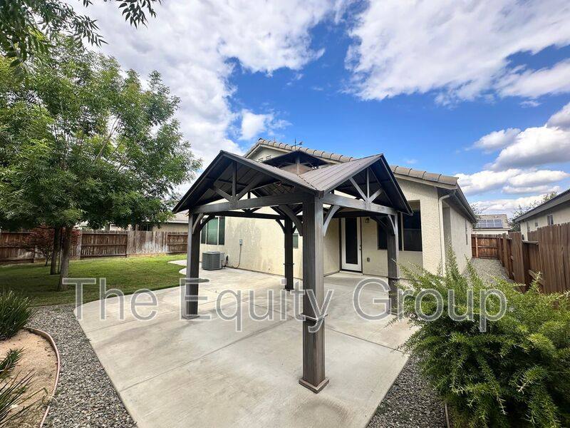 House for rent at 1725 N Silvervale St, Visalia, CA 93291