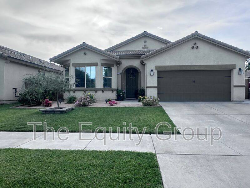 House for rent at 1725 N Silvervale St, Visalia, CA 93291