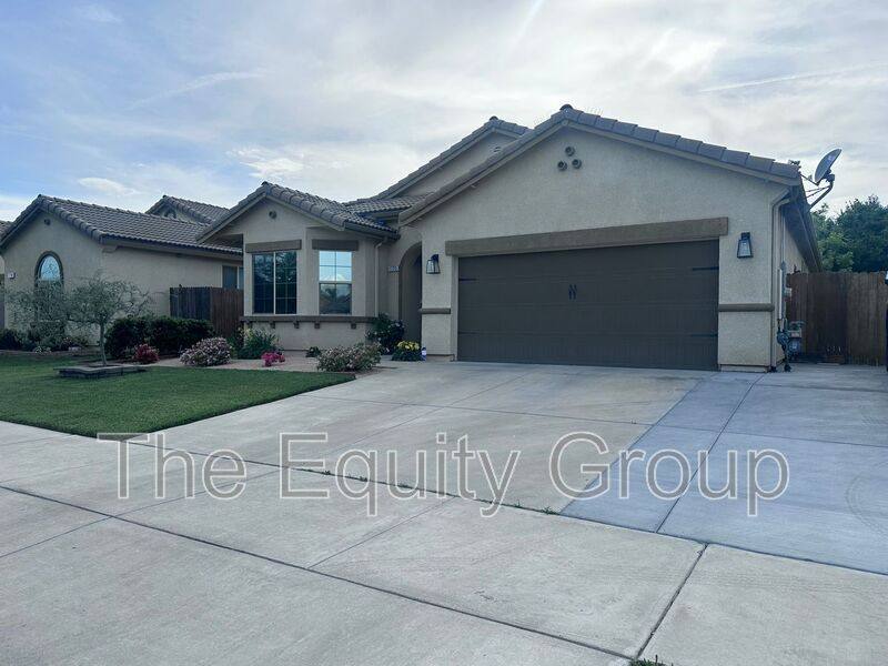 House for rent at 1725 N Silvervale St, Visalia, CA 93291