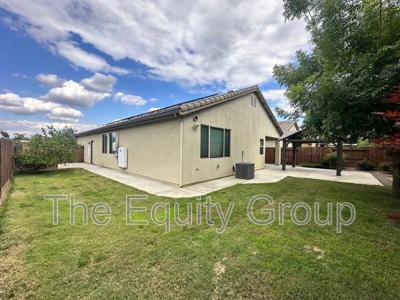 House for rent at 1725 N Silvervale St, Visalia, CA 93291