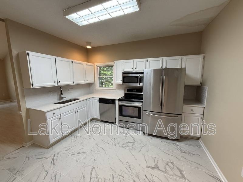 House for rent at 9423 Fairmead Dr, Charlotte, NC 28269