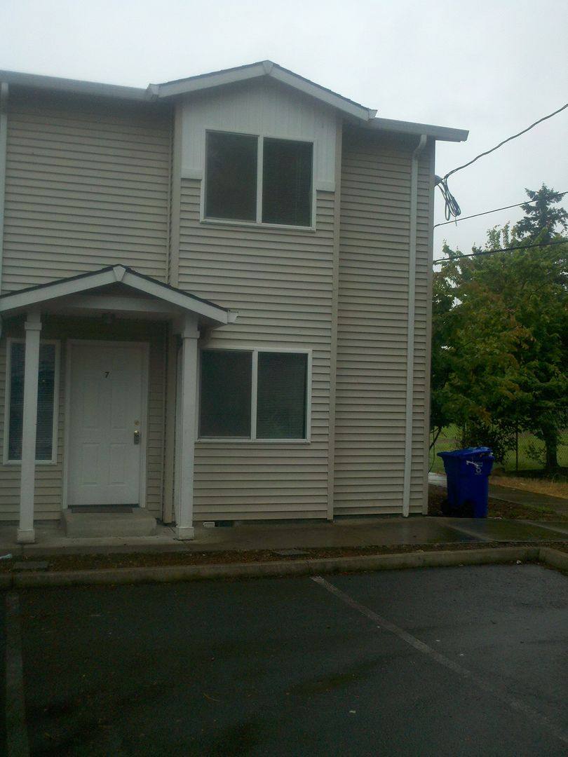 Apartment for rent at 1971 SE 122nd Ave, Portland, OR 97233