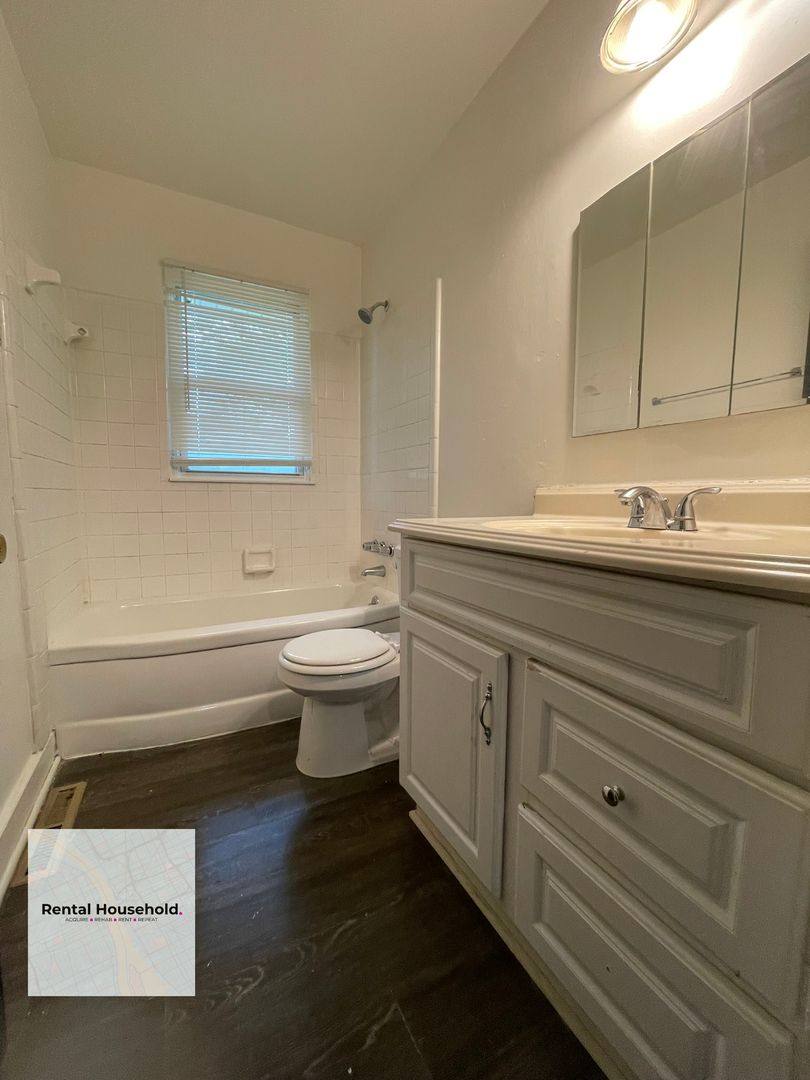 House for rent at 10400 Saratoga, Oak Park, MI 48237