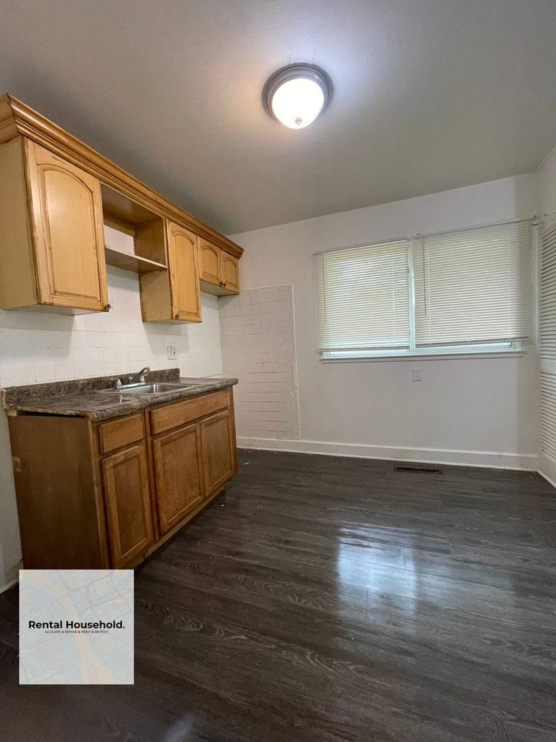 House for rent at 10400 Saratoga, Oak Park, MI 48237